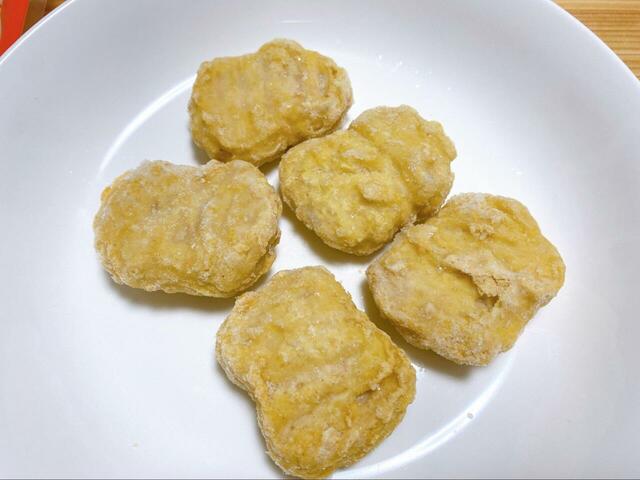 【業務スーパー チキンナゲット】調理前。油で揚げる、オーブントースター、電子レンジとさまざまな調理法に対応しています