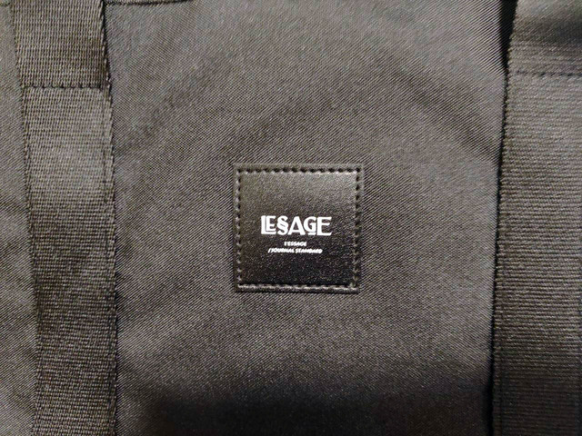 中央には、ブランドのタグつき