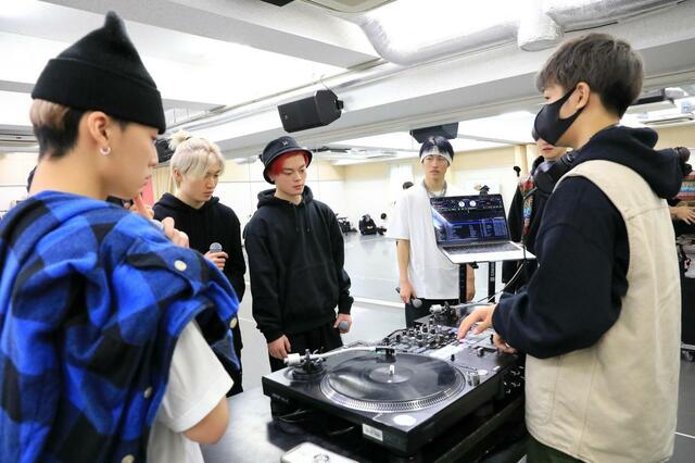 DJ RIONを囲んで真剣に話し合っています