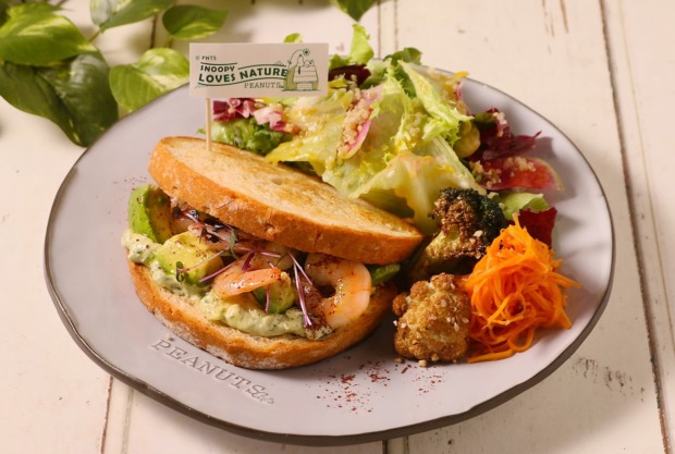 エビやアボカドがたっぷりでボリューミー！