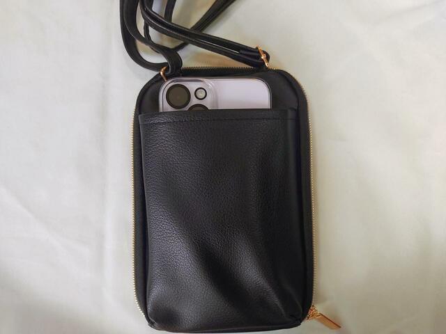 【MOOMIN ムーミン公式ファンブック 2023】「付録：スマホショルダー」実際にスマートフォンを入れてみた！