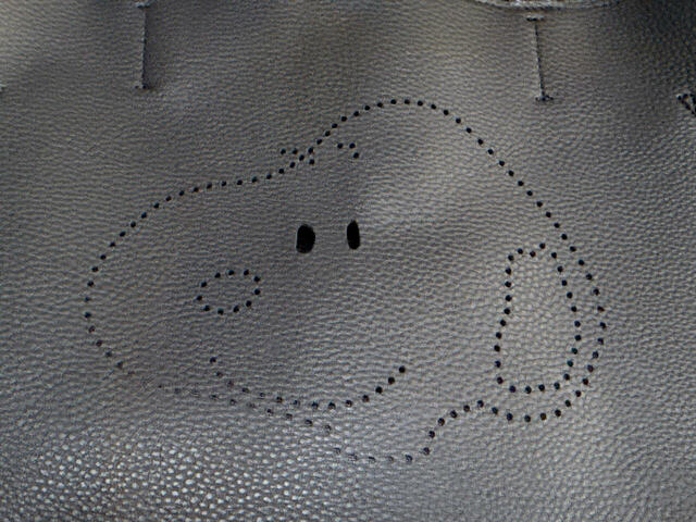 前面にスヌーピーのかわいいお顔のパンチングデザイン!さりげないデザインなので、お仕事で持ちやすい♪