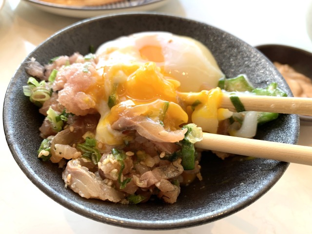 ねぎトロや味の和物、温玉を合わせてオリジナル海鮮丼ぶりを作ってみた！