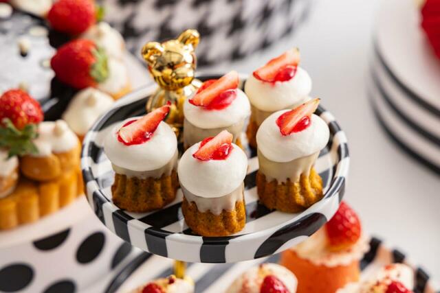 「キャロットプチシャポー」<期間:2025年12月27日~2026年5月上旬頃まで>【モノクロームのおしゃれ空間でいちごスイーツを満喫♪「ヒルトン東京」で“アジョリーコラボスイーツ”も楽しめる苺ビュッフェ開催!】