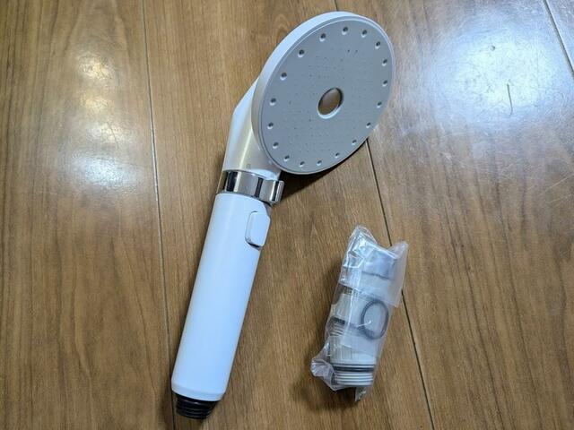 【アイリスオーヤマ  MiCOLA ウルトラファインバブル クレンジングシャワーヘッド】3タイプのアダプターが付属。ほとんどのシャワーに付け替え可能です