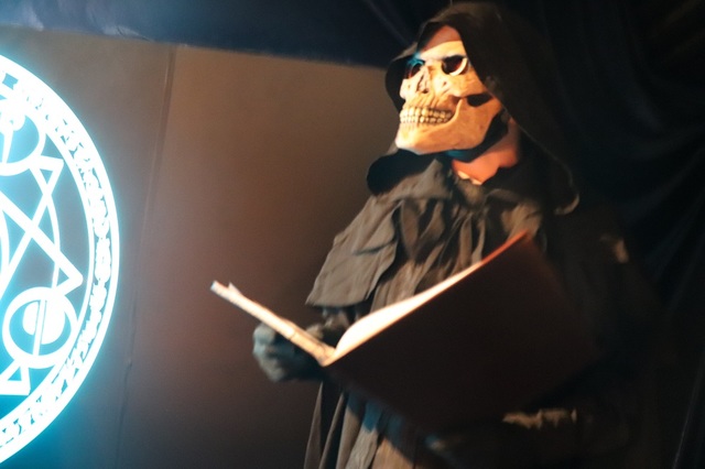 支配人が登場し、説明の冊子をめくるよう指示