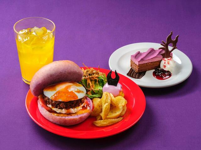スペシャルハンバーグバーガーセット 2,480円｜東京ディズニーリゾート「ディズニー・ハロウィーン」スペシャルメニュー｜販売店舗：東京ディズニーランド「プラザパビリオン・レストラン」｜販売期間：2025年9月16日（火）〜10月31日（金）
