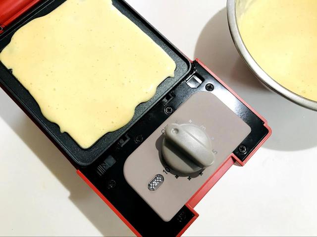 【アイリスオーヤマ　マルチサンドメーカー】ホットケーキミックスでワッフルの生地を作って焼くだけなのでとても簡単