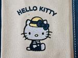 夏らしい麦わら帽子を被り、爽やかなブルーのボーダーTシャツとオーバーオールを着用したキティちゃんがなんともキュート!