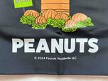 バッグの下部には「PEANUTS」のロゴ入り