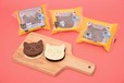 【「ファミリ〜にゃ〜ト大作戦！」クロネコとシロネコのビスケットサンド 258円】「クロネコ」「シロネコ」が表と裏でどちらも楽しめるビスケットサンド
