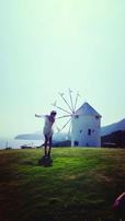 フォトブック「涙の行方」のオフショット。オリーブ公園にある風車を背景に（2014年） 提供:宮澤佐江