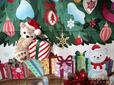 「クリスマスを楽しむグッズ」タペストリーとぬいぐるみバッジ