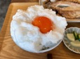 【ヨリドコロ 由比ヶ浜大通り店】ご飯にメレンゲをのせたら、黄身を入れる凹みを作るのがポイント