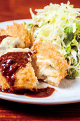 洋食や“B”（東京／池尻大橋） カニクリームコロッケ 940円 デミグラスソースと手作りタルタルソースで、2種類の味を楽しめるのがうれしい。