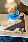 “アナとエルサのフローズンファンタジー” アフタヌーンティーセット エルサとパンナコッタ ©Disney