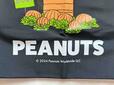 バッグの下部には「PEANUTS」のロゴ入り