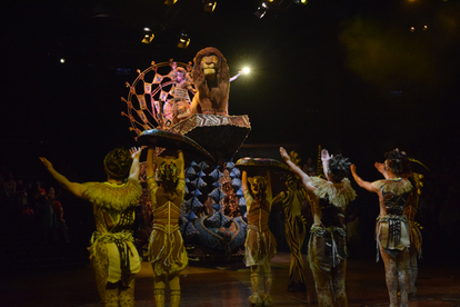 香港ディズニー】生歌にアクロバット! 大迫力の「フェスティバル・オブ