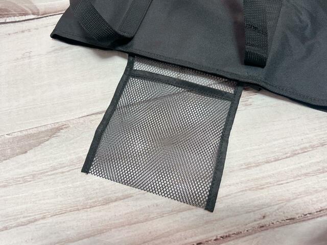 メッシュ素材のポケットがアウトドア調でかわいい♪