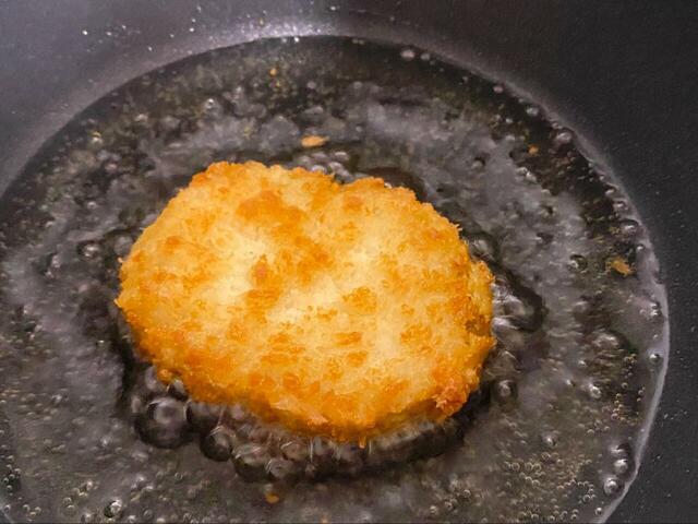 【業務スーパー かぼちゃコロッケ】コロッケが半分浸かる程度の油でも調理できました