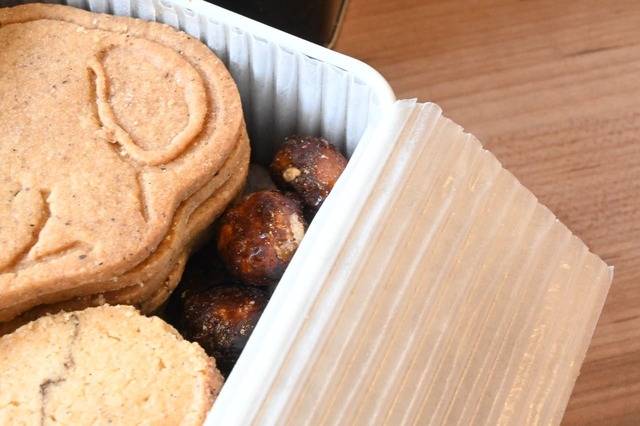 【ヒューモルガン「クッキーアソート スヌーピー缶」】すみずみまでバニラ菓子がたっぷりです