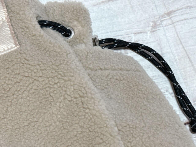 素材はポリエステル。ふわふわもこもこのシープボア調の生地がかわいい!