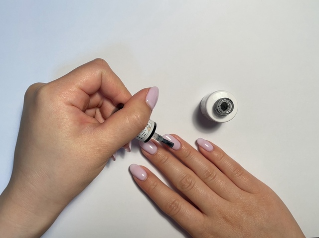 【ダイソー BRGジェルネイル 1トップコート】最後にトップコートを塗ったら完成！