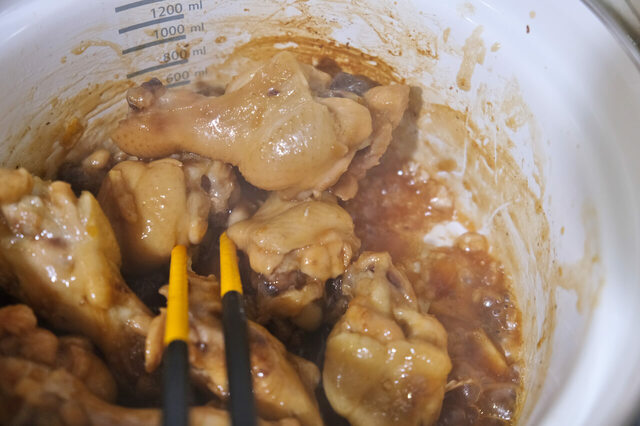 アヲハタ ５５　オレンジママレードを使った「手羽元のママレード煮」3．汁気がなくなるまで煮込みます