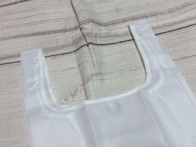 持ち手は短め。ハンドバッグ風や手で持てる長さです