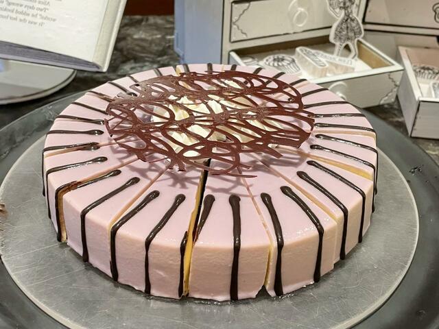 【ヒルトン東京 絵本の国のアリス スイーツビュッフェ】「おしゃれうさぎのベスト風」