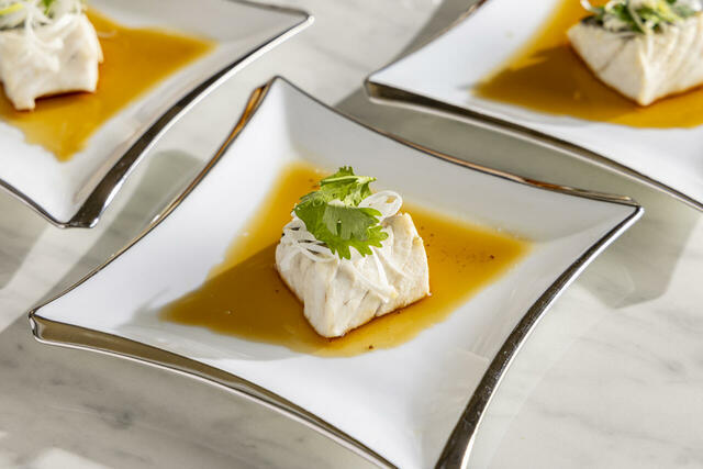 「ねぎ油をかけて仕上げる 鱸と香港醤油ソース」＜期間：2025年9月1日～11月16日＞【【ヒルトン東京お台場】宝石みたいな“シャインマスカットスイーツ”が並ぶ「豊穣の秋＆シャインマスカットスイーツフェア」開催】