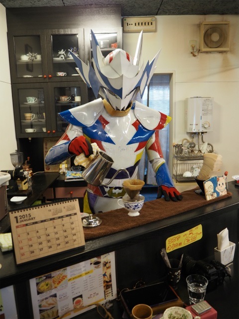 ヒーロー自らコーヒーを丁寧にハンドドリップ