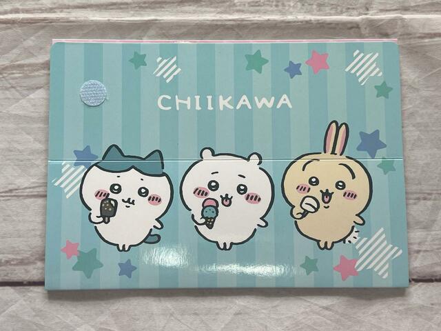 ブルーのストライプ柄にアイスを食べているちいかわたち。かわいい〜！