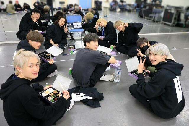 みんなでリハの映像をチェック中（TOMOKI、RYOTA、RYUSHIN、MIZUKI、NITTA SOMA、KOSUKE、MASAYA、NAGATO）