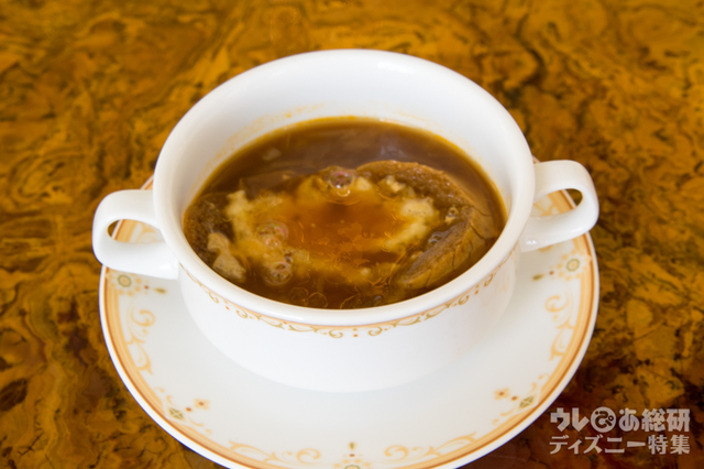 オニオンスープ チーズ風味のバゲットを添えて｜“クリスマス・ファンタジー”ディナーセット｜東京ディズニーランドホテル「ドリーマーズ・ラウンジ」
