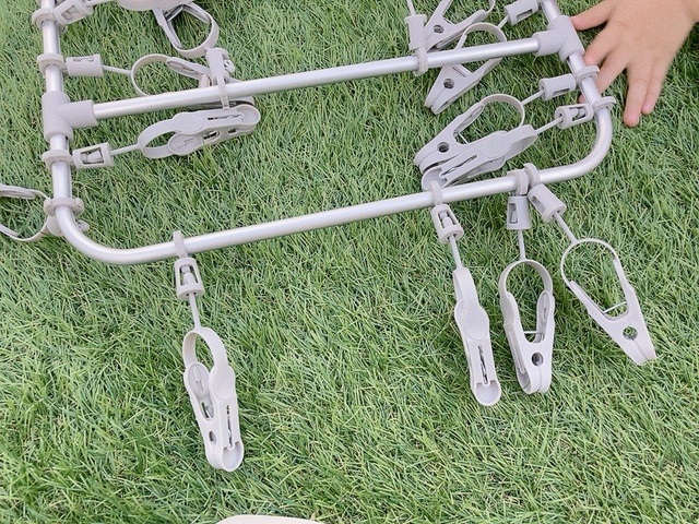 【カインズ 楽干し・楽カケ アルミ洗濯ハンガー 40ピンチ】衣服のサイズに合わせてピンチの位置を調整できる