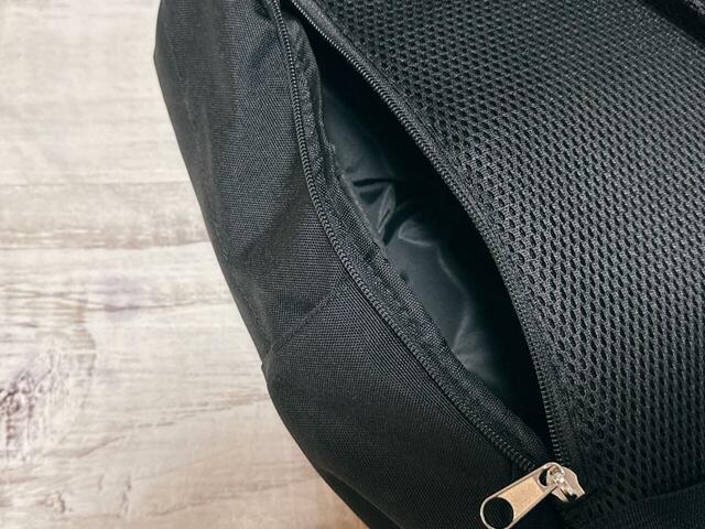 リュックを下ろさなくても中のものが取り出せる仕様