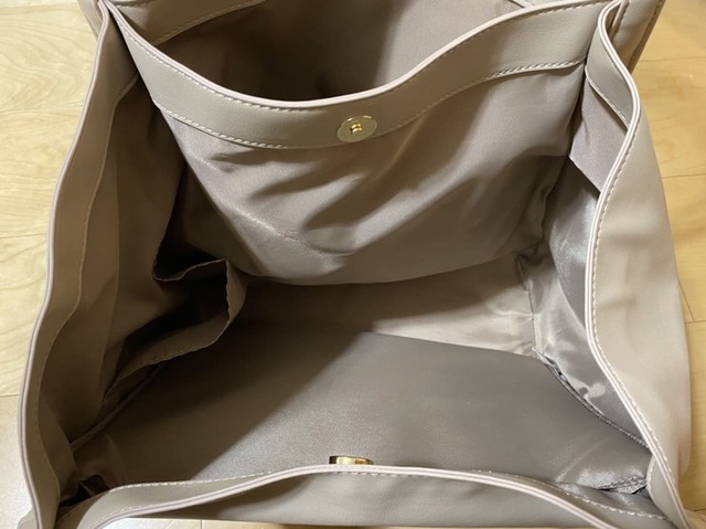 【GU　ライト＆ソフトレザータッチトートバッグ】ポケットも多く便利です