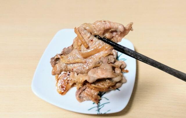 【コストコ 生姜にんにく焼き 1481g 2044円】豚肉には程よく脂がのっており、柔らかい食感