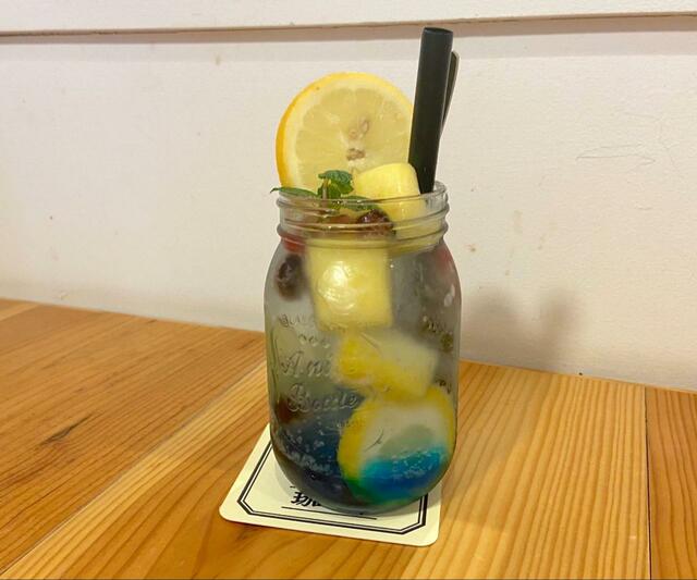 【ヒナノ珈琲 フルーツカクテルソーダ】ジャーに入ったトロピカルドリンク♪