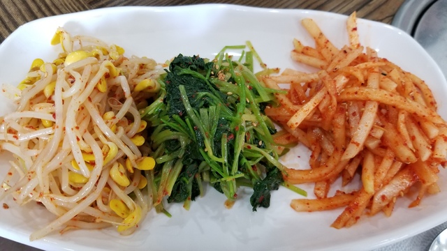 『土房』の副菜、3種のナムル（左から豆モヤシ、ホウレンソウ、切り干し大根）