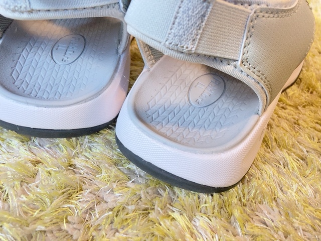 【ワークマン フィールドサンダルアドバンス】脱ぎ履きは足首周りのゴムを引っ張るだけ。立ったままでも履けちゃいます