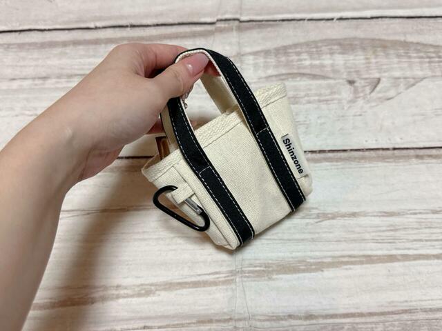 こんな感じで持ち歩けます。お買い物や荷物が増えたときにさっと取り出せて便利!