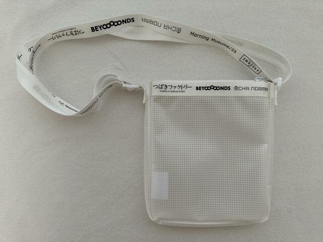 オフホワイトだから優しい印象が◎【GU】クリアバッグ HELLO! PROJECT(カラー01 OFF WHITE):1,990円(税込)