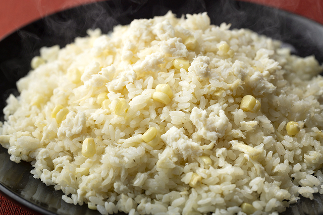 「竹内養鶏場「米艶」を使った白チャーハン」＜期間：2025年10月1日～12月19日＞【東京ドームホテルに「海鮮パフェ」や「紅ズワイ蟹」「メロン」など、北海道の魅力溢れるメニューが勢揃い！『北海道グルメブッフェ 2025』開催！】