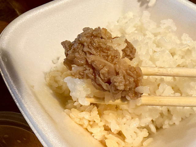 【すき家　牛すき鍋定食弁当】割り下と生卵を絡めた牛肉をご飯にのせれば、しょっぱさと生卵のまろやかさ、牛肉の甘さが絶妙に混ざって無限に食べられる美味しさに