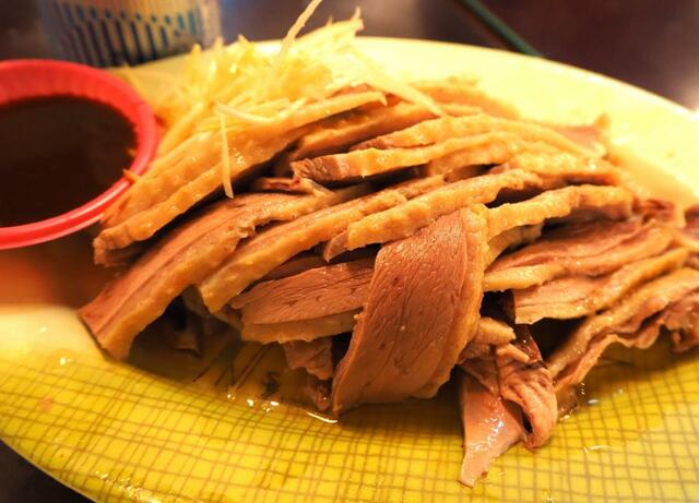 【台湾6泊7日食べ歩きの旅②台北編】スライスしたガチョウのモモ肉に千切りショウガと甘辛いタレ。これで２００元程度。ビールは店内にはないので持ち込みで