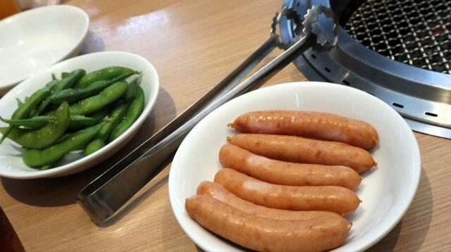 【焼肉ダイニング ワンカルビ 土日祝ランチ限定食べ放題コース】子どもに人気の「特製ソーセージ」も、パリッと本格派なのにしつこくないあっさり味で、おかわり必至です