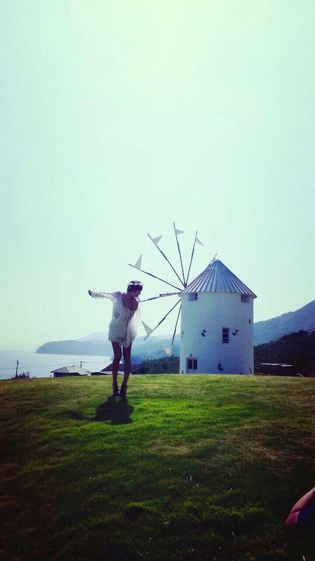 フォトブック「涙の行方」のオフショット。オリーブ公園にある風車を背景に（2014年） 提供:宮澤佐江
