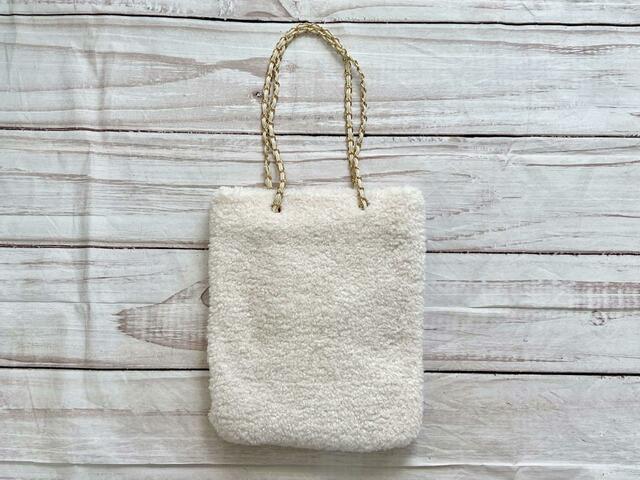 バックは装飾のないシンプルな無地